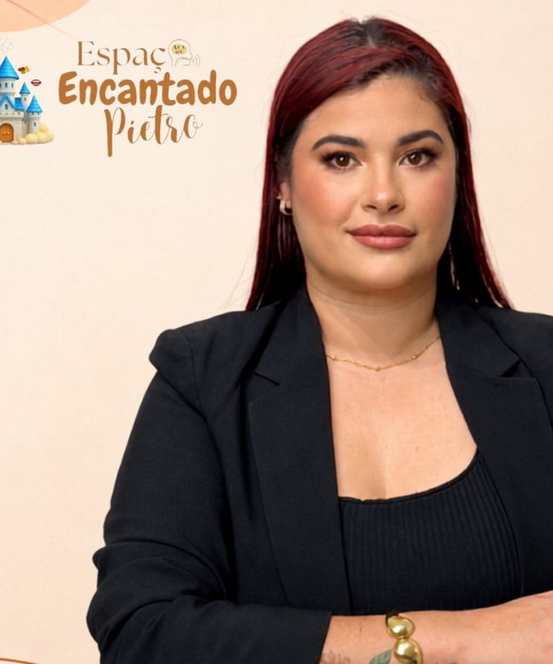 Retrato profissional de Viviane Roberta, pedagoga, psicopedagoga e neuropsicopedagoga
